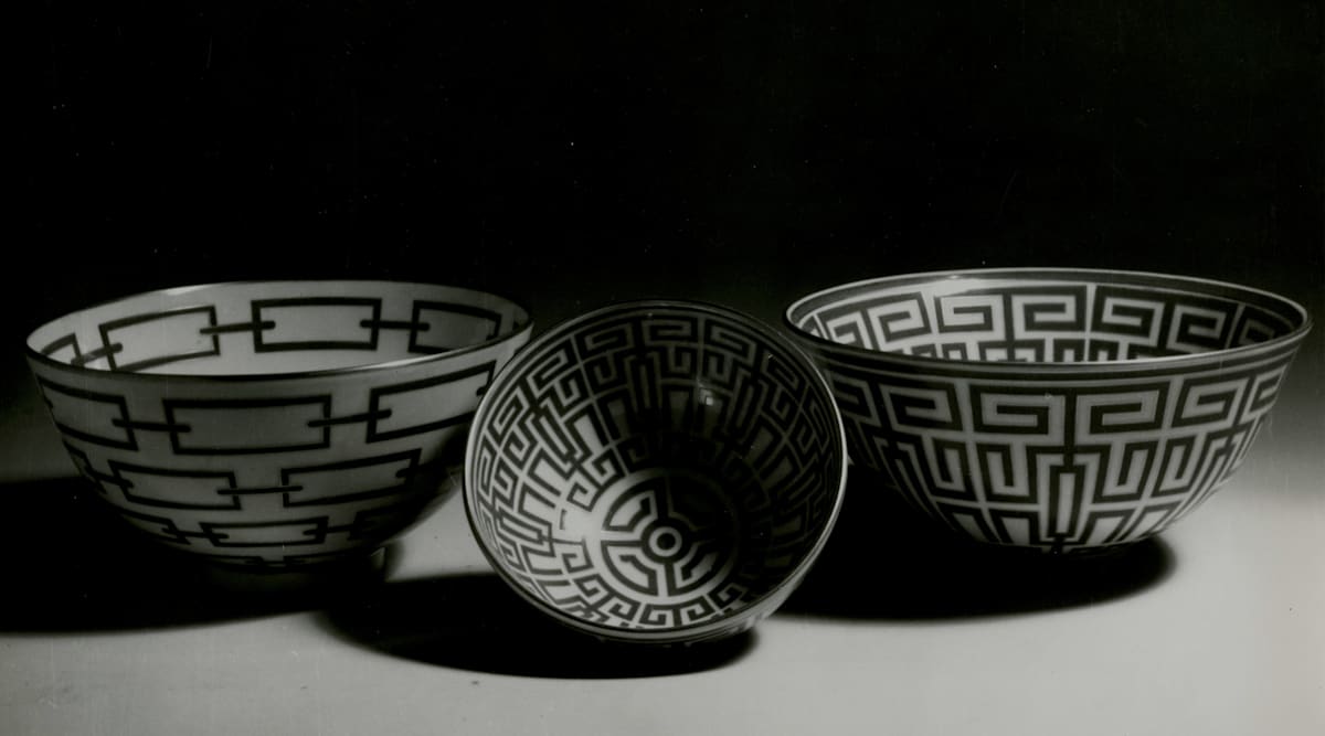 リチャード・ジノリ　ジオ・ポンティ　遠近法のベース as do the series of small vases occupying the cells and the