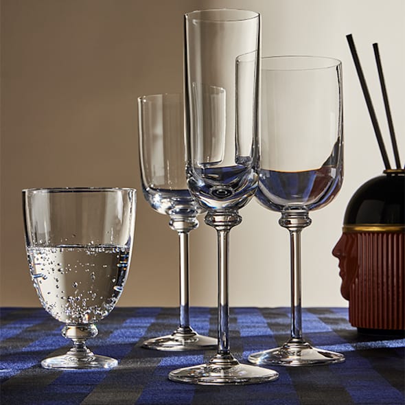 Bicchieri in cristallo. Stile vintage o moderno. Eleganza a tavola