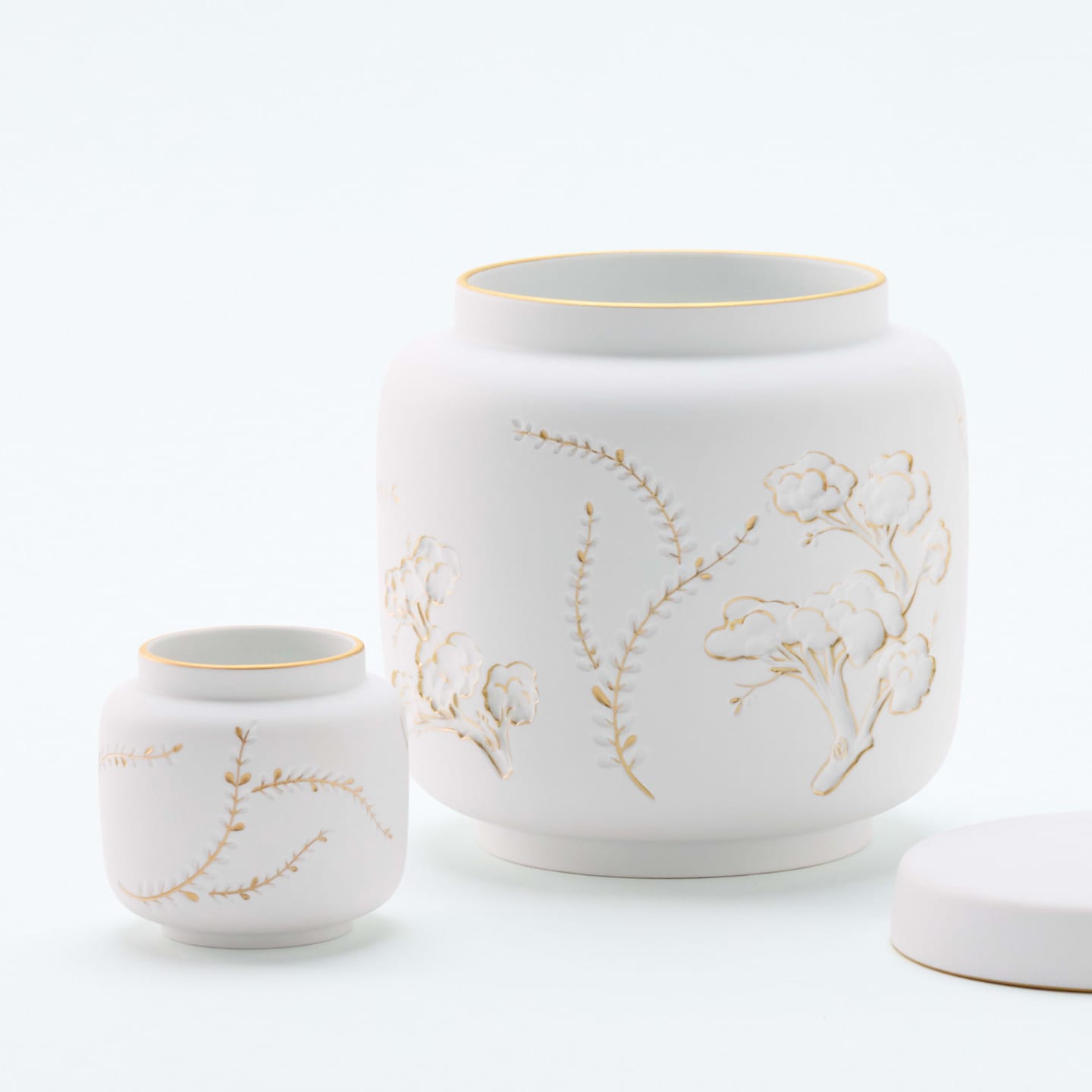 Biscuit porcelain for ornamental use 